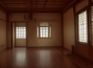 网络安全专家陆明远身着深色西装在办公室内查看安全监控大屏，神情专注严谨